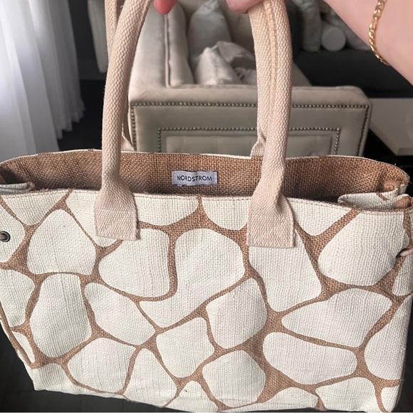 Nordstrom Handbags - Nordstrom Giraffe print beach tote